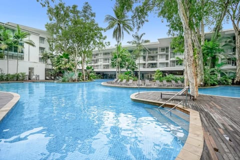 Property building, Swimming pool, sunbed
