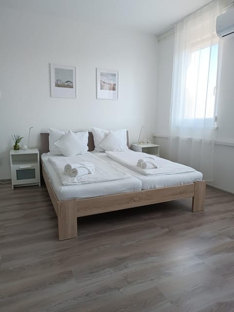Bedroom, air conditioner