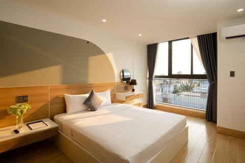 Bed, Day, Bedroom, air conditioner