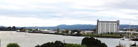 Gateway to The Gorge, Central with Free Parking Apartment in Launceston