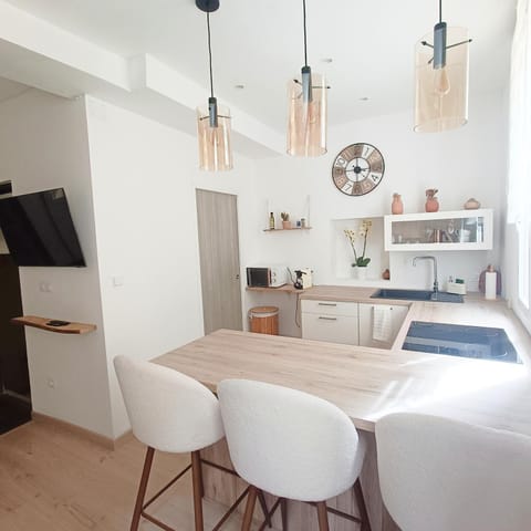 Kitchen or kitchenette, Dining area, minibar
