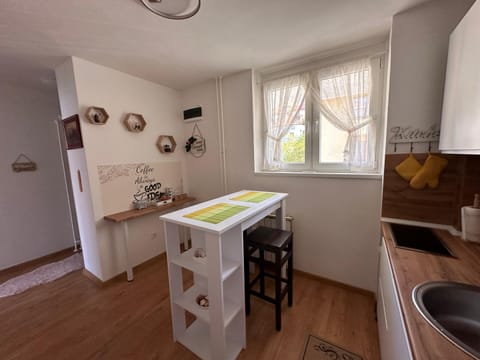 Kitchen or kitchenette, Dining area, minibar, stove