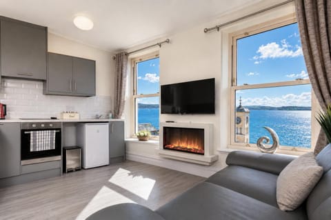 TV and multimedia, Living room, Sea view, fireplace