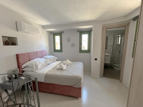 Bed, Photo of the whole room, Bedroom, towels, air conditioner