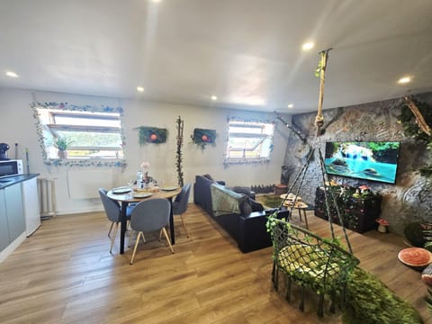 TV and multimedia, Kitchen or kitchenette, Living room, Seating area, Dining area