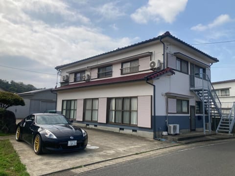 Property building, Day, Neighbourhood, Street view, Parking