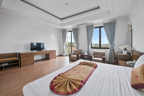 Bed, TV and multimedia, Seating area, Bedroom