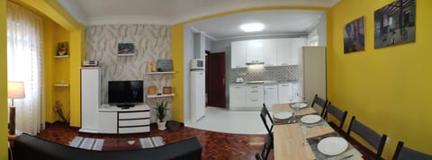 TV and multimedia, Kitchen or kitchenette, Seating area