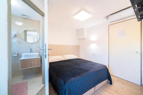 Bed, Bathroom, Photo of the whole room