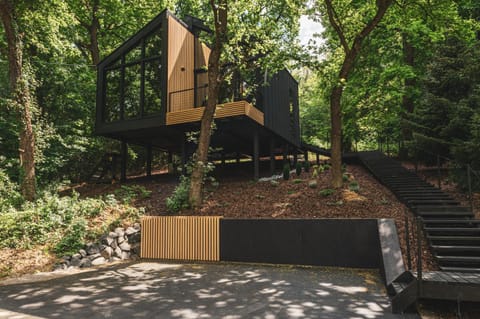 Property building, Day, Natural landscape, Garden, Parking