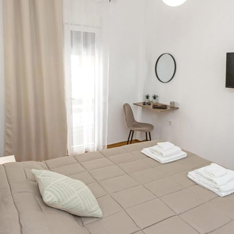Bed, TV and multimedia, Photo of the whole room, Bedroom, towels