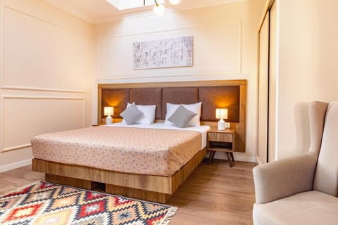 Bed, Living room, Photo of the whole room, Seating area, Bedroom