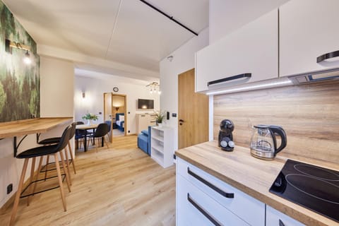 Coffee/tea facilities, Kitchen or kitchenette, Living room, Seating area, stove