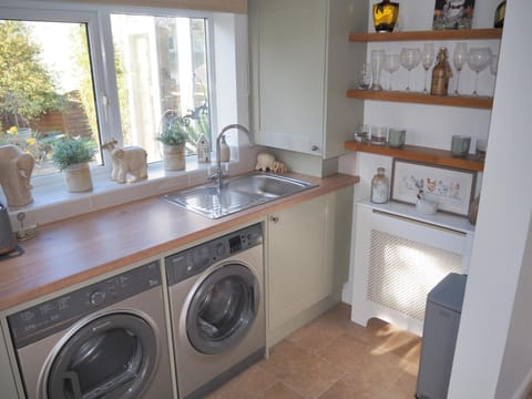 Kitchen or kitchenette, washing machine, dryer
