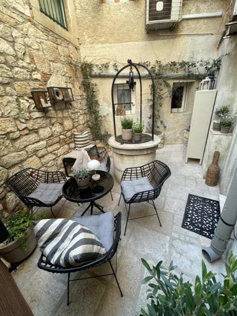 Property building, Patio, Balcony/Terrace, Balcony/Terrace, Seating area