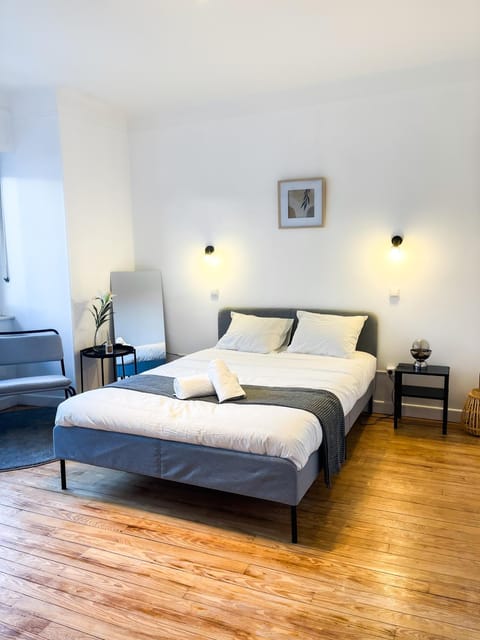 Bed, Photo of the whole room, Seating area, Bedroom