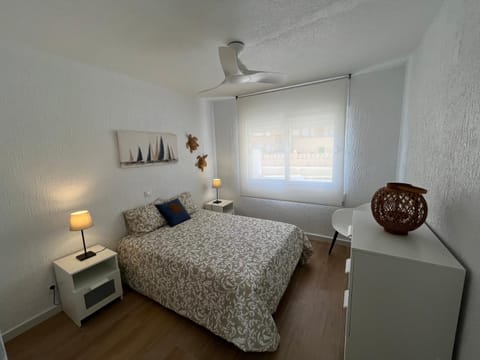 Bed, Photo of the whole room, Bedroom, fireplace