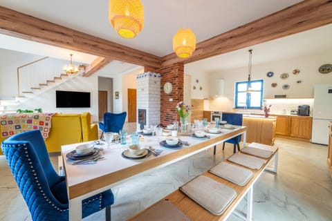 TV and multimedia, Kitchen or kitchenette, Living room, Dining area