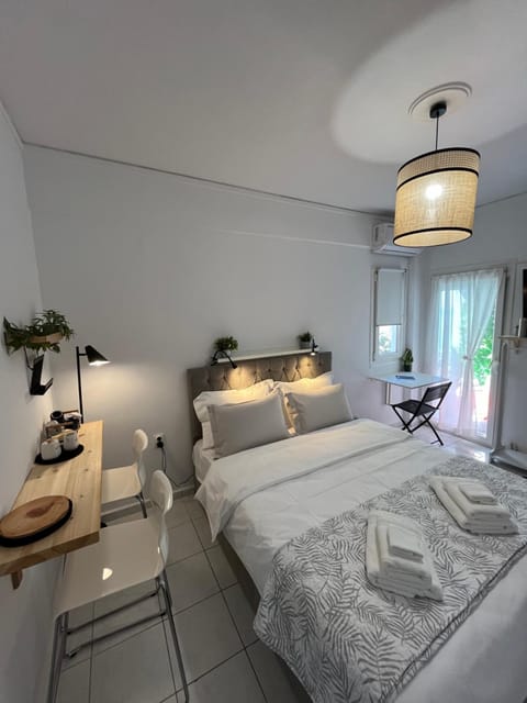Bed, Photo of the whole room, Bedroom, towels, towels