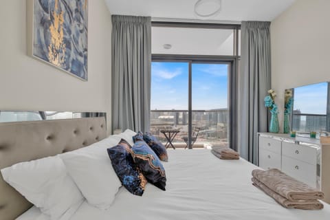 Bed, View (from property/room), Balcony/Terrace, Bedroom, City view