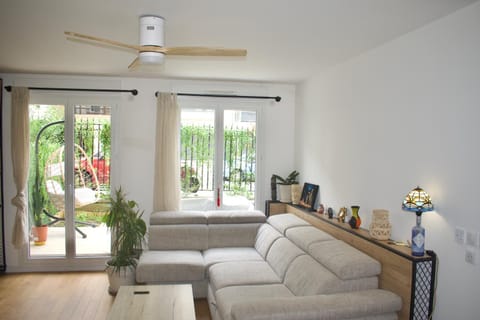 Boho style apartment - 8 mins from Paris Center - Garden and underground parking Apartment in Vanves