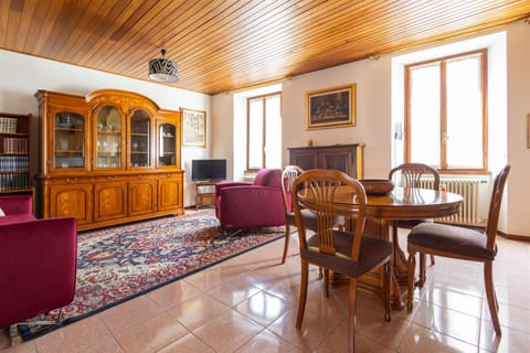 TV and multimedia, Living room, Seating area, Evening entertainment