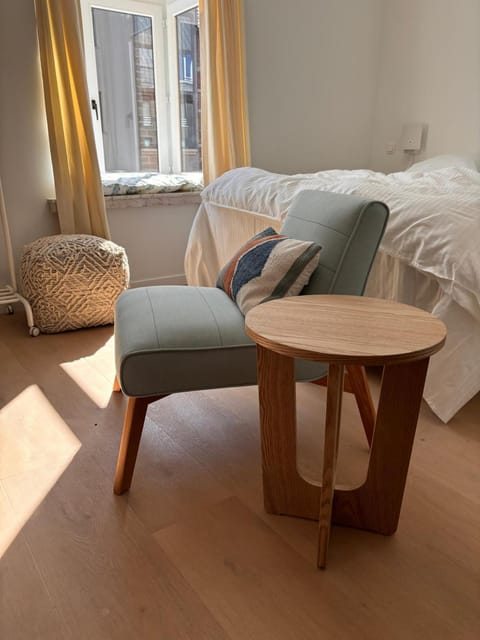 Bed, Living room, Photo of the whole room, Seating area, Bedroom