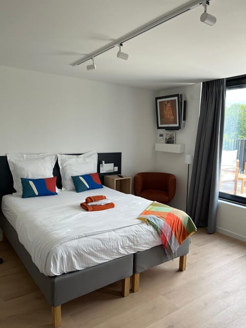 Bed, TV and multimedia, Photo of the whole room, Bedroom