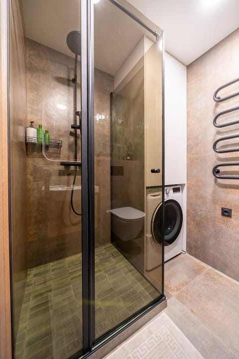 Shower, Toilet, Bathroom, towels