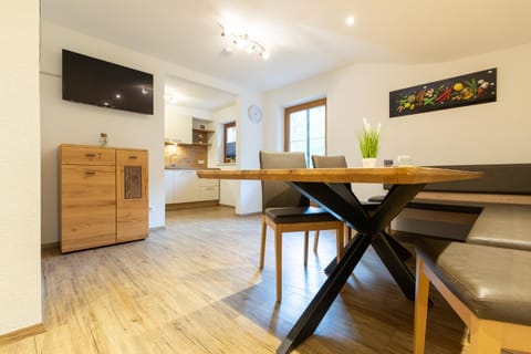 Communal lounge/ TV room, Balcony/Terrace, Balcony/Terrace, Kitchen or kitchenette, Living room, Seating area, Dining area, Evening entertainment, Sunset