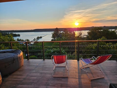 Natural landscape, View (from property/room), Balcony/Terrace, Seating area, River view, Sunrise