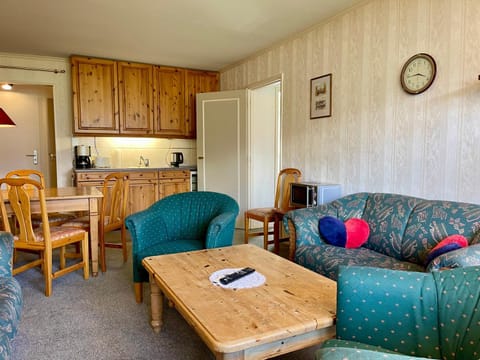 Kitchen or kitchenette, Living room, Seating area, stove