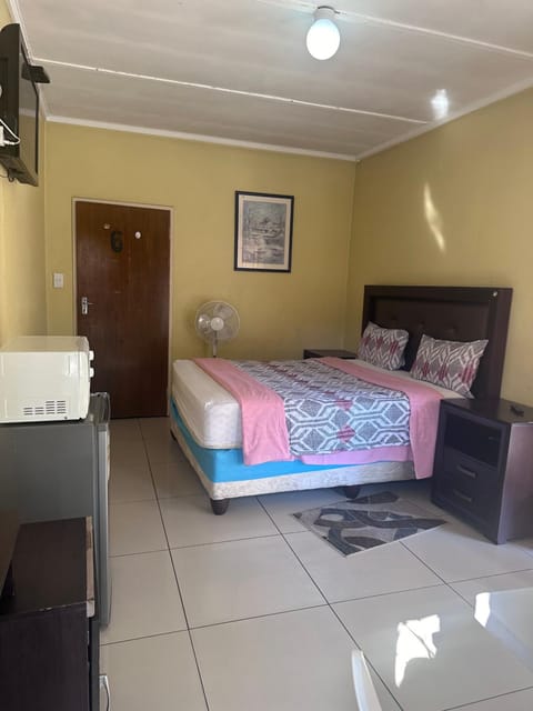 TV and multimedia, Living room, Photo of the whole room, Seating area, Dining area, hair dresser