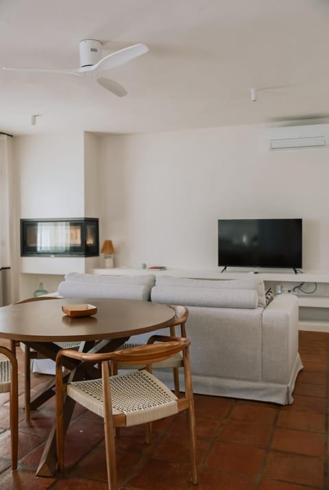 TV and multimedia, Living room, Dining area, air conditioner