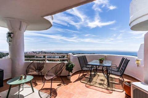 Day, Natural landscape, View (from property/room), Balcony/Terrace, Living room, Seating area, Dining area, Sea view