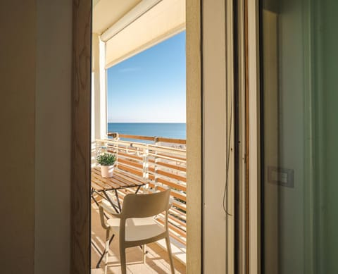 Natural landscape, View (from property/room), Balcony/Terrace, Dining area, Sea view