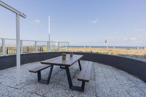 Haya Seaview - The Pier Apartment in The Hague