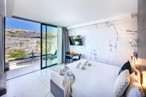 Bed, TV and multimedia, Mountain view