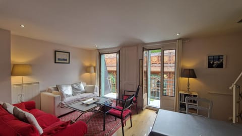 Property building, Communal lounge/ TV room, TV and multimedia, Balcony/Terrace, Living room, City view, Garden view, Landmark view, Mountain view, Quiet street view