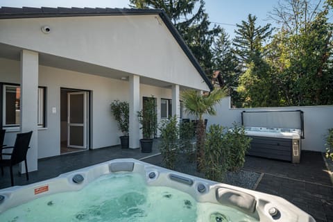 Patio, Day, Natural landscape, Garden, Hot Tub, Garden view, Pool view, sunbed
