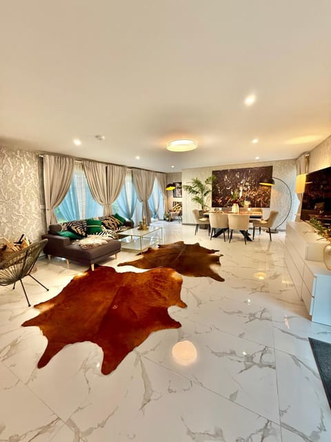 Living room, Dining area