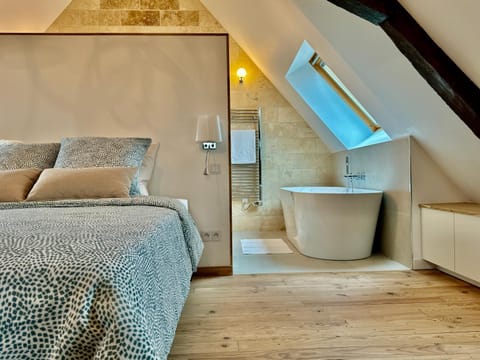 Bed, Bedroom, Bath