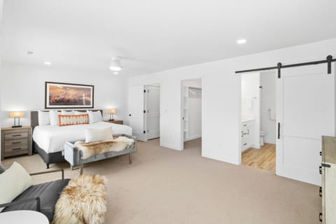 Bed, Seating area, Bedroom