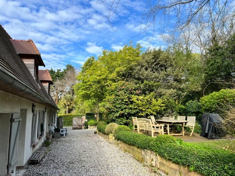 Property building, Garden, Balcony/Terrace