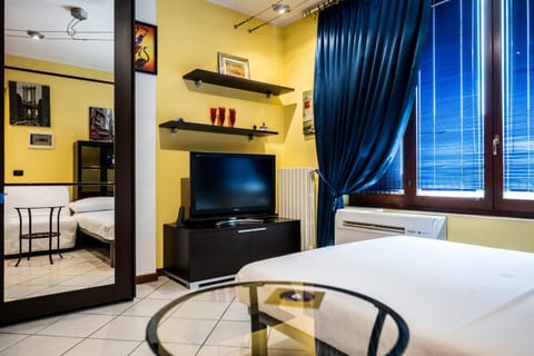 Bed, TV and multimedia, Living room, Photo of the whole room, Seating area