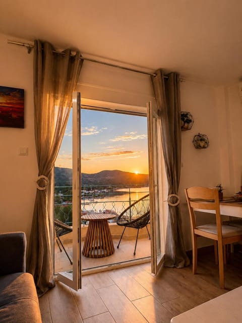 Natural landscape, View (from property/room), Balcony/Terrace, Living room, Seating area, Mountain view, Sea view