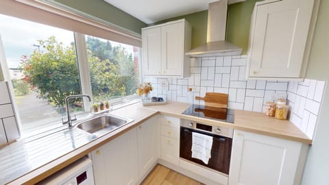 Kitchen or kitchenette, pet friendly, stove