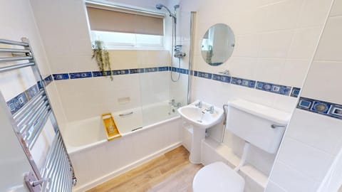 Shower, Toilet, Bathroom, Bath, towels