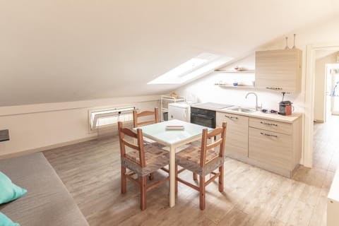 Kitchen or kitchenette, Dining area, oven