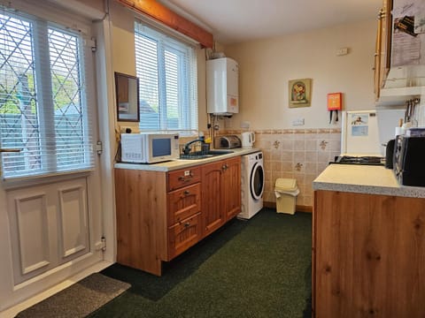 Kitchen or kitchenette, minibar, stove, toaster